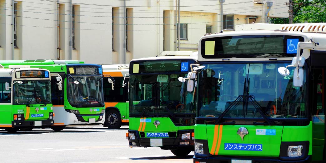 バスが停車してる画像