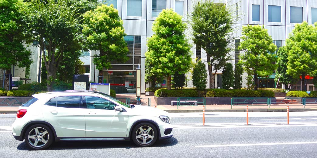 車が道路を走ってる画像